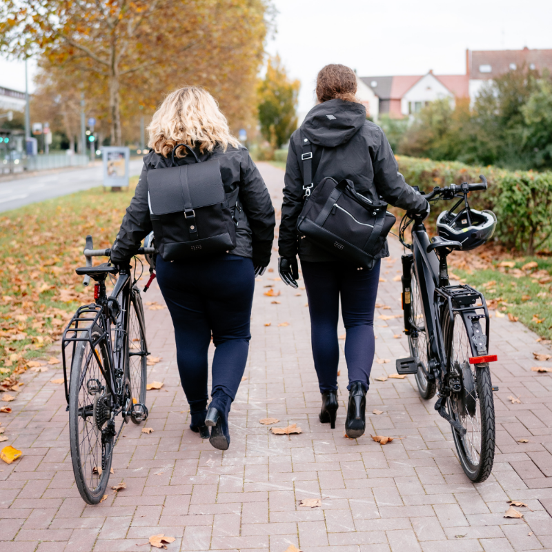 Fahrradpendeln_Businesskleidung_Gründerteam_Fahrradtaschen_WeatherGoodsSweden, laufen mit Fahrräden auf Fahrradweg