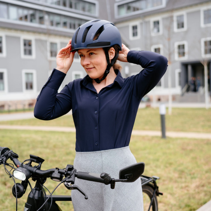 Übergangsjacke von AGU bis zum Knie für Damen, Regenbekleidung Fahrrad, Wasserdicht bis zu 5000 Wassersäule, Regencape Funktion über Fahrradlenker, schwarz mit Kapuze, Atmungsaktiv