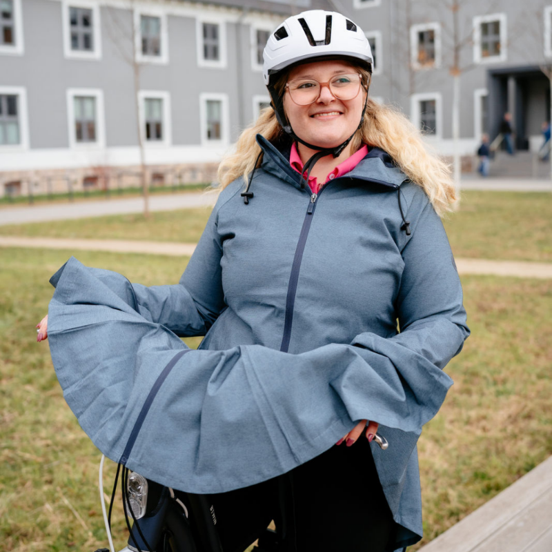 Übergangsjacke von AGU bis zum Knie für Damen, Regenbekleidung Fahrrad, Wasserdicht bis zu 5000 Wassersäule, Regencape Funktion über Fahrradlenker, blaugrau mit Kapuze, Atmungsaktiv