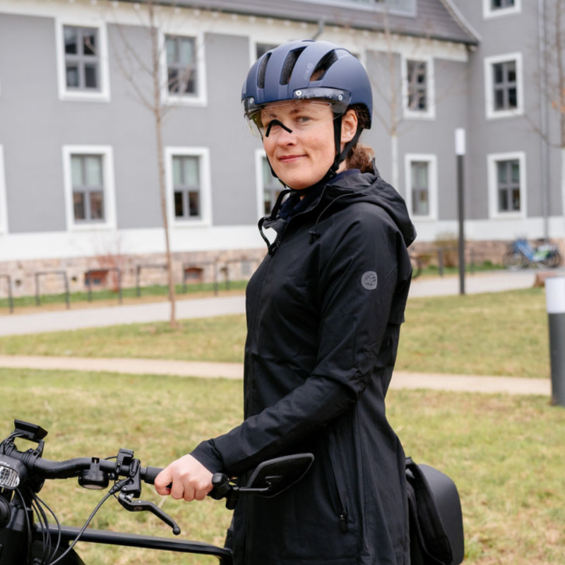 Übergangsjacke von AGU bis zum Knie für Damen, Regenbekleidung Fahrrad, Wasserdicht bis zu 5000 Wassersäule, Regencape Funktion über Fahrradlenker, schwarz mit Kapuze, Atmungsaktiv