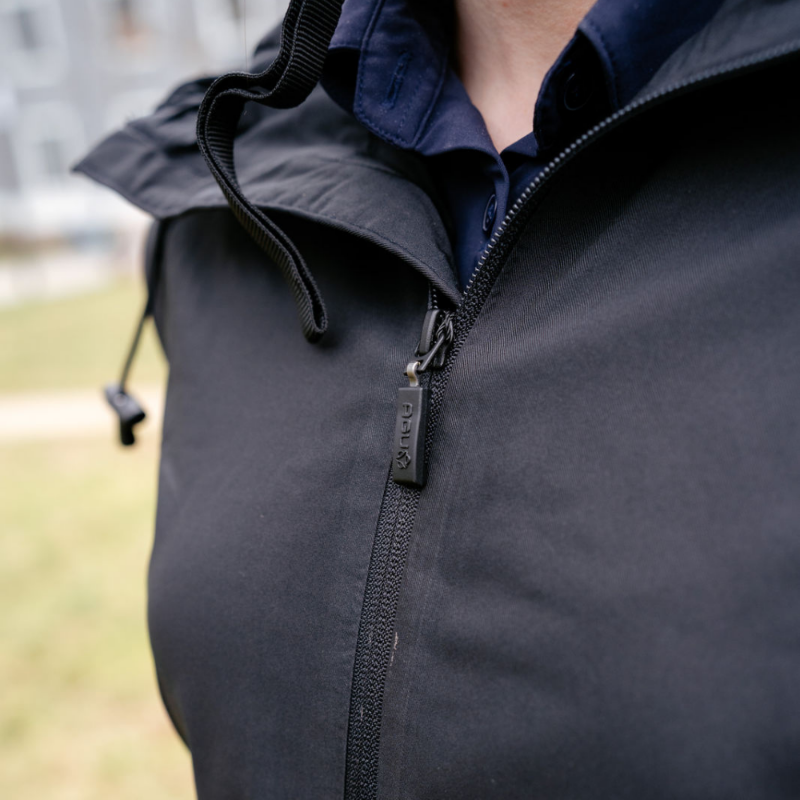 Übergangsjacke von AGU bis zum Knie für Damen, Regenbekleidung Fahrrad, Wasserdicht bis zu 5000 Wassersäule, Regencape Funktion über Fahrradlenker, schwarz mit Kapuze, Atmungsaktiv