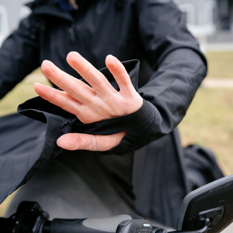 Übergangsjacke von AGU bis zum Knie für Damen, Regenbekleidung Fahrrad, Wasserdicht bis zu 5000 Wassersäule, Regencape Funktion über Fahrradlenker, schwarz mit Kapuze, Atmungsaktiv