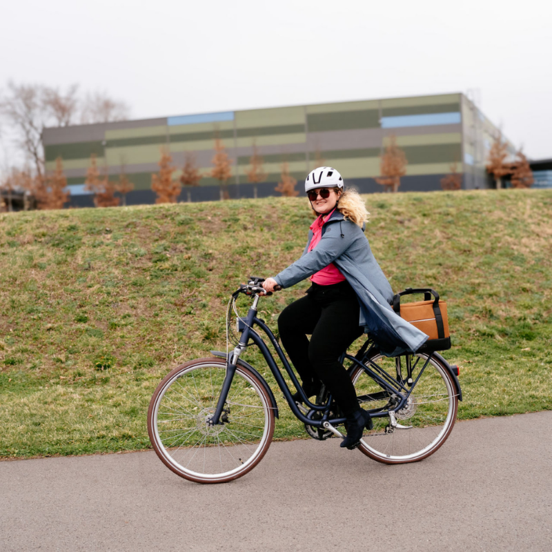 Veloment_Frühlingskollektion_Fahrradpendeln_Businesskleidung_MelissaSacher_Arbeitsweg