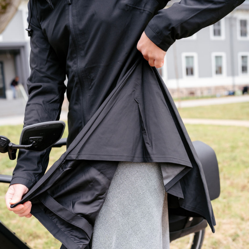 Übergangsjacke von AGU bis zum Knie für Damen, Regenbekleidung Fahrrad, Wasserdicht bis zu 5000 Wassersäule, Regencape Funktion über Fahrradlenker, schwarz mit Kapuze, Atmungsaktiv