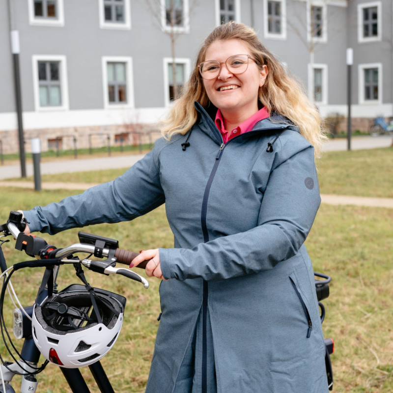 Übergangsjacke von AGU bis zum Knie für Damen, Regenbekleidung Fahrrad, Wasserdicht bis zu 5000 Wassersäule, Regencape Funktion über Fahrradlenker, blaugrau mit Kapuze, Atmungsaktiv