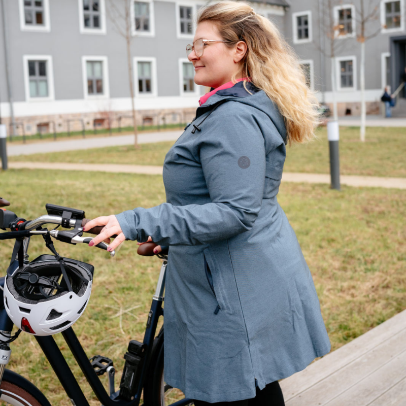 Übergangsjacke von AGU bis zum Knie für Damen, Regenbekleidung Fahrrad, Wasserdicht bis zu 5000 Wassersäule, Regencape Funktion über Fahrradlenker, blaugrau mit Kapuze, Atmungsaktiv