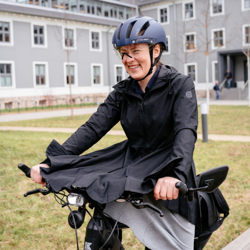 Übergangsjacke von AGU bis zum Knie für Damen, Regenbekleidung Fahrrad, Wasserdicht bis zu 5000 Wassersäule, Regencape Funktion über Fahrradlenker, schwarz mit Kapuze, Atmungsaktiv