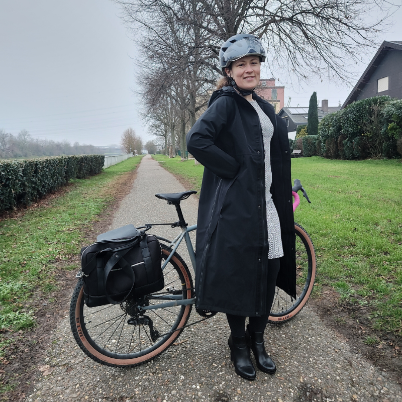 Blog-Veloment-Fahrradpendeln-Neujahrsvorsätze-Fahrradfahren-Winterkleidung-Wintermantel-Helm mit Visier-Businesstasche
