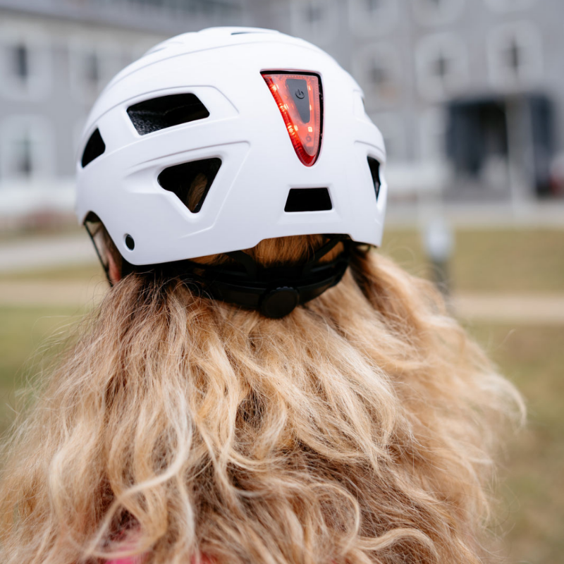 Fahrradhelm mit Rücklicht, weiß, Urban Helm, Fahrradfahren, Fahrradpendeln
