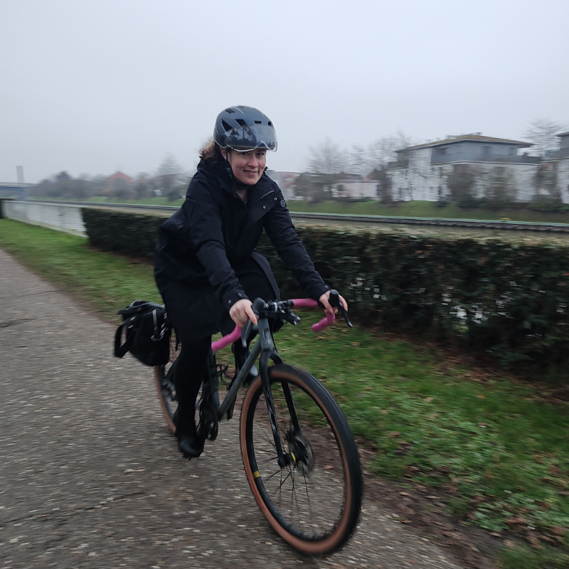Blog-Veloment-Fahrradpendeln-Neujahrsvorsätze-Fahrradfahren-Winterkleidung-Wintermantel-Helm mit Visier